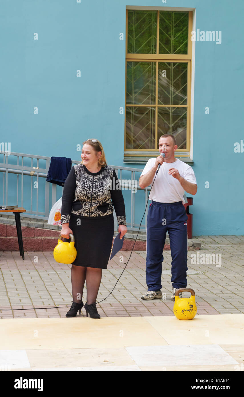 Training mit Kettlebell. Leistung für die Gäste des Museums. Stockfoto