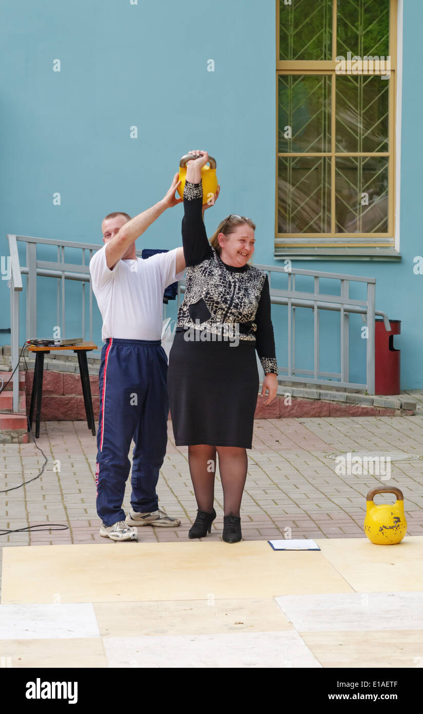 Training mit Kettlebell. Leistung für die Gäste des Museums. Stockfoto