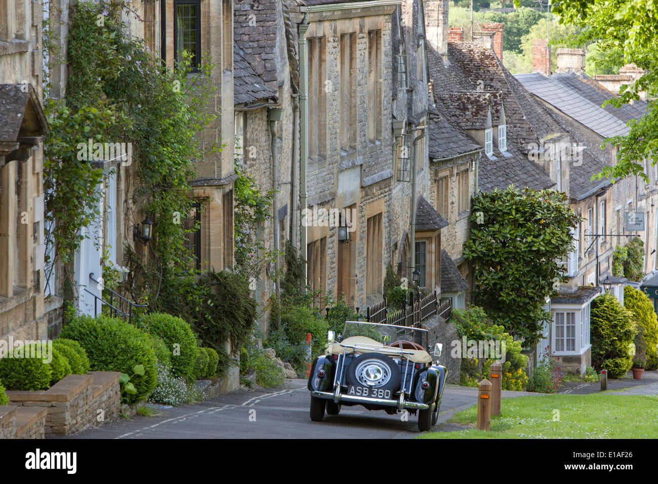 Ein schwarzes MG TF klassische Auto geparkt in Cotswold Stadt Burford, Oxfordshire, England, Großbritannien Stockfoto