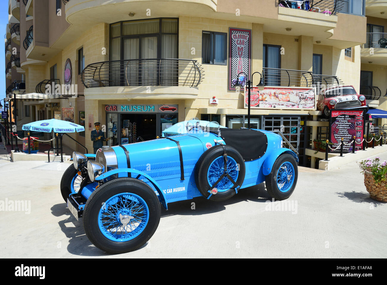 Buggatti Oldtimer außerhalb Maltas Oldtimer-Museum, Qawra (Il-Qawra), St. Pauls Bay, Northern District, Republik Malta Stockfoto