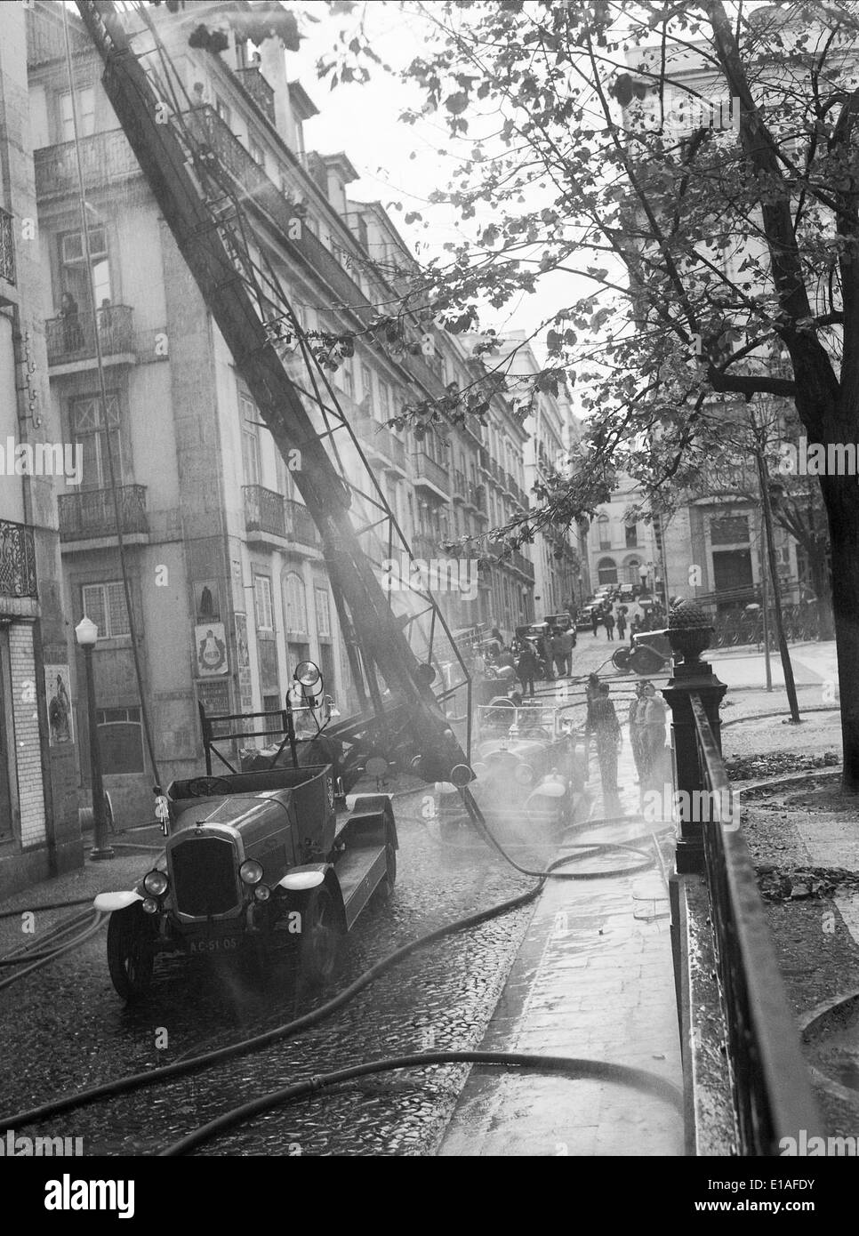 Incêndio bezieht sich auf ein erhebliches Brandereignis in Lissabon, Portugal, bei dem ein öffentlicher Bereich, insbesondere Largo Camões, beschädigt wurde. Der Brand führte zu Notfallmaßnahmen und hatte soziale und ökologische Auswirkungen auf die örtliche Bevölkerung. Stockfoto
