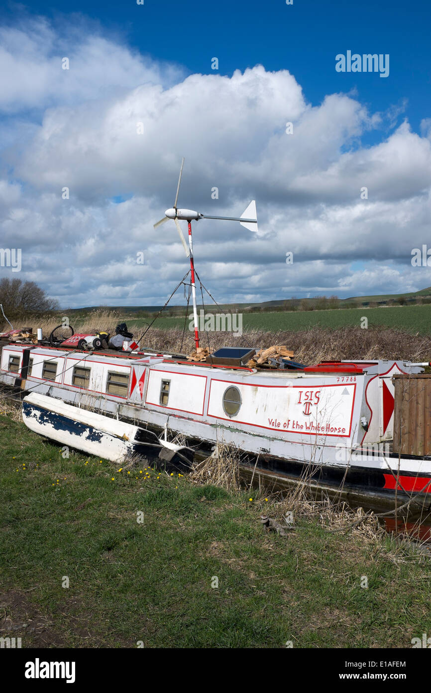 Kanalboot mit Wind Turbine liefert Strom an der Kennet und Avon Kanal in der Nähe von Devizes Stockfoto