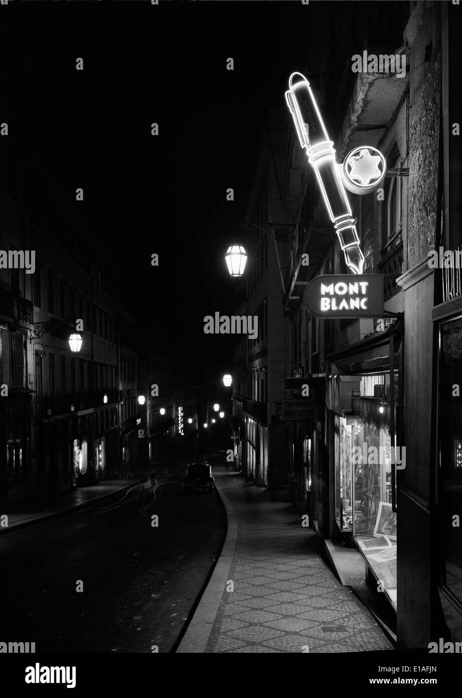 Reclame luminoso, oder beleuchtete Werbung, in Lissabon, Portugal, fängt die Entwicklung der kommerziellen Beschilderung ein. Horácio Novais dokumentierte die Bedeutung dieser Leuchtanzeigen für die städtische Werbekultur. Stockfoto