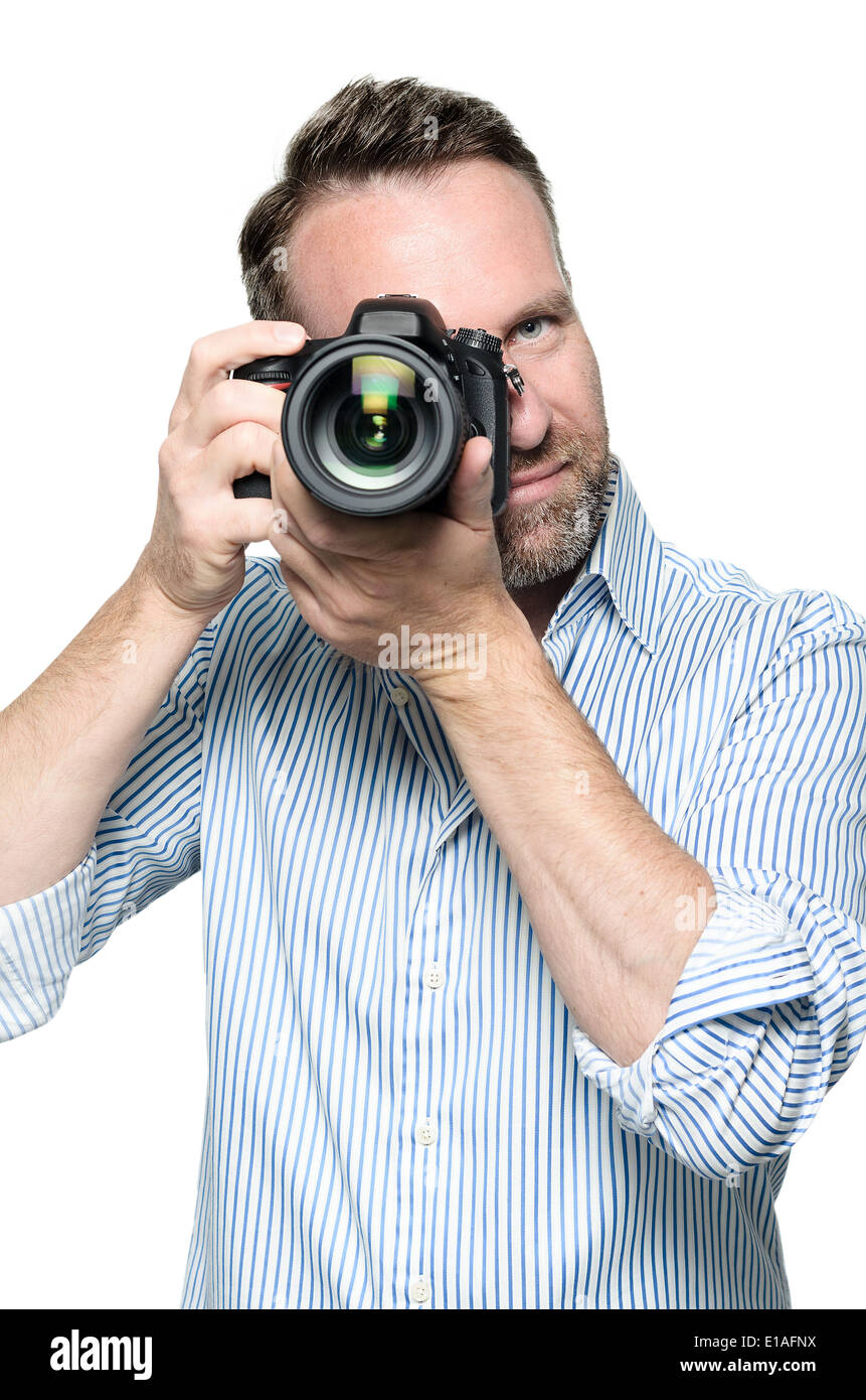 Männliche Fotograf mit Schwerpunkt eines Bildes Stockfoto