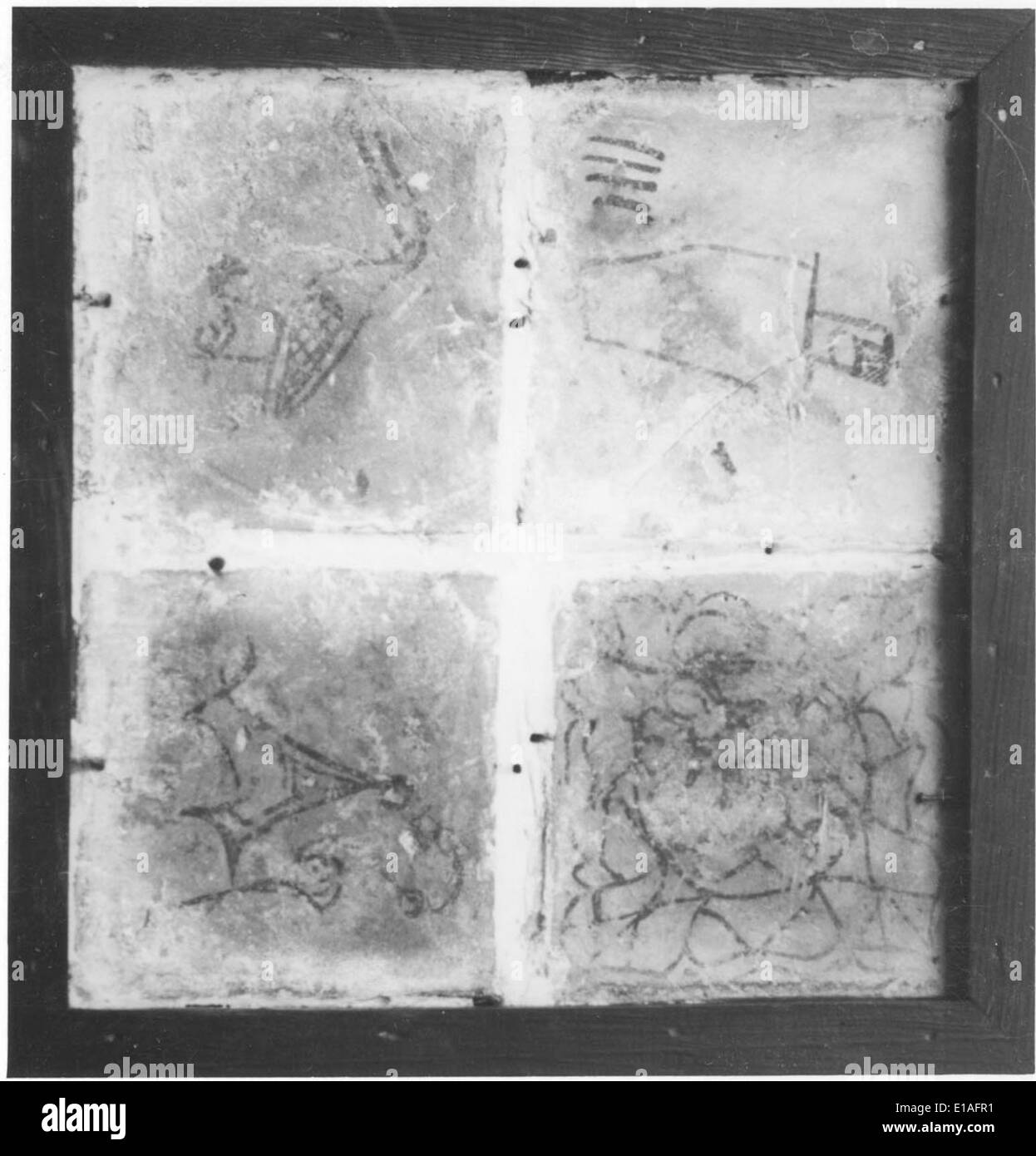 Das Museu da Rainha D. Leonor in Beja, Portugal, beherbergt eine bemerkenswerte Sammlung hispano-maurischer Fliesen (azulejos). Diese Fliesen sind ein wichtiger Teil des portugiesischen Keramikerbes und zeigen komplizierte Designs von der Iberischen Halbinsel. Stockfoto