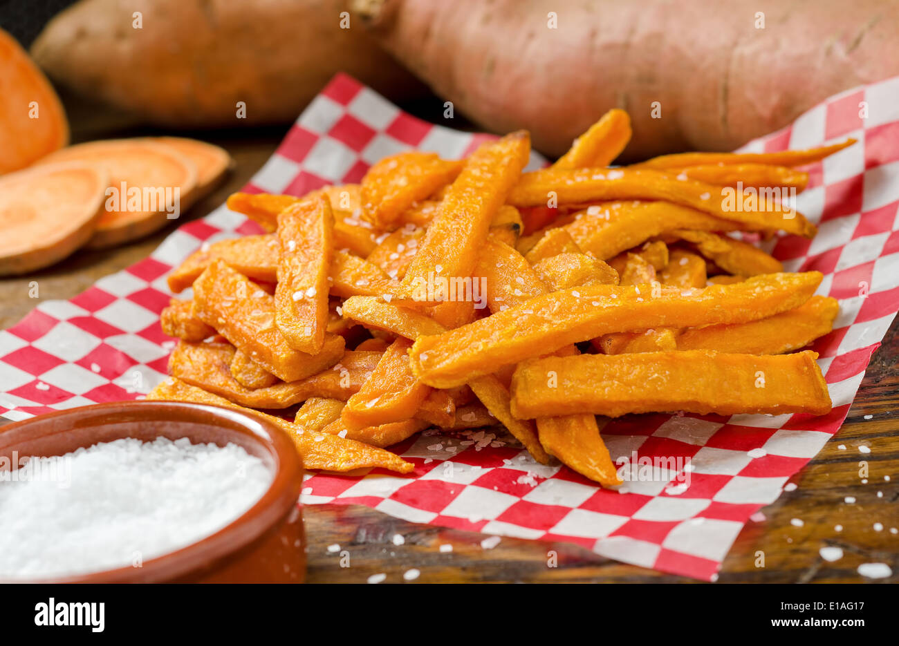 Eine Portion lecker tief gebratene Süßkartoffel Pommes Frites. Stockfoto