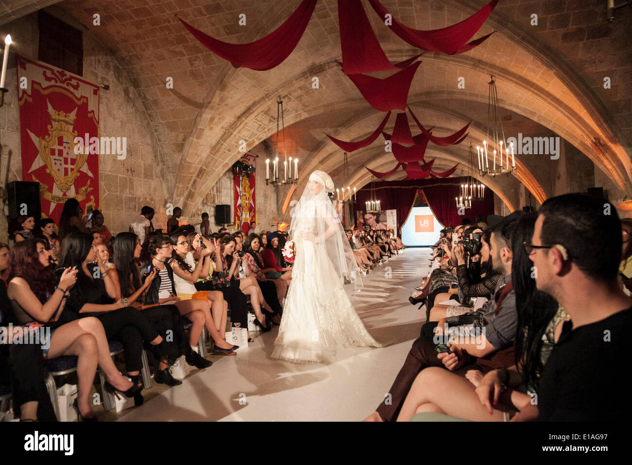 Valletta, Malta - 28 Mai: Loredana Roccasalva Sammlung in der Brautmode-Show während der Mercedes-Benz Malta Fashion Week am 28. Mai 2014 in Mediterranean Conference Centre in Valletta, Malta. Bildnachweis: Amanda Hsu/Alamy Live-Nachrichten Stockfoto