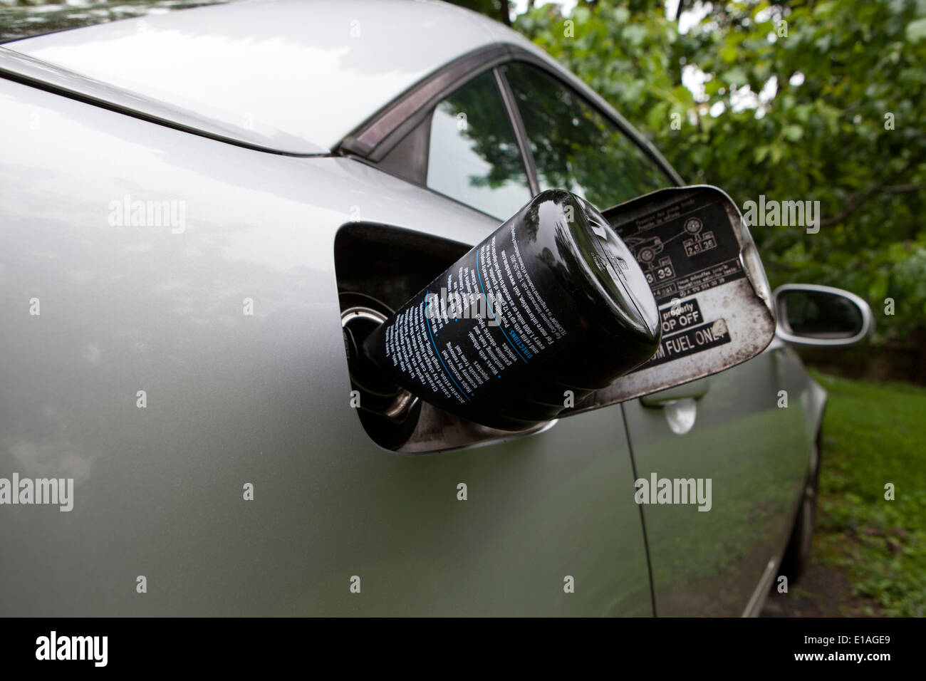 Kraftstoffzusatz in Füller Auto platziert Stockfoto