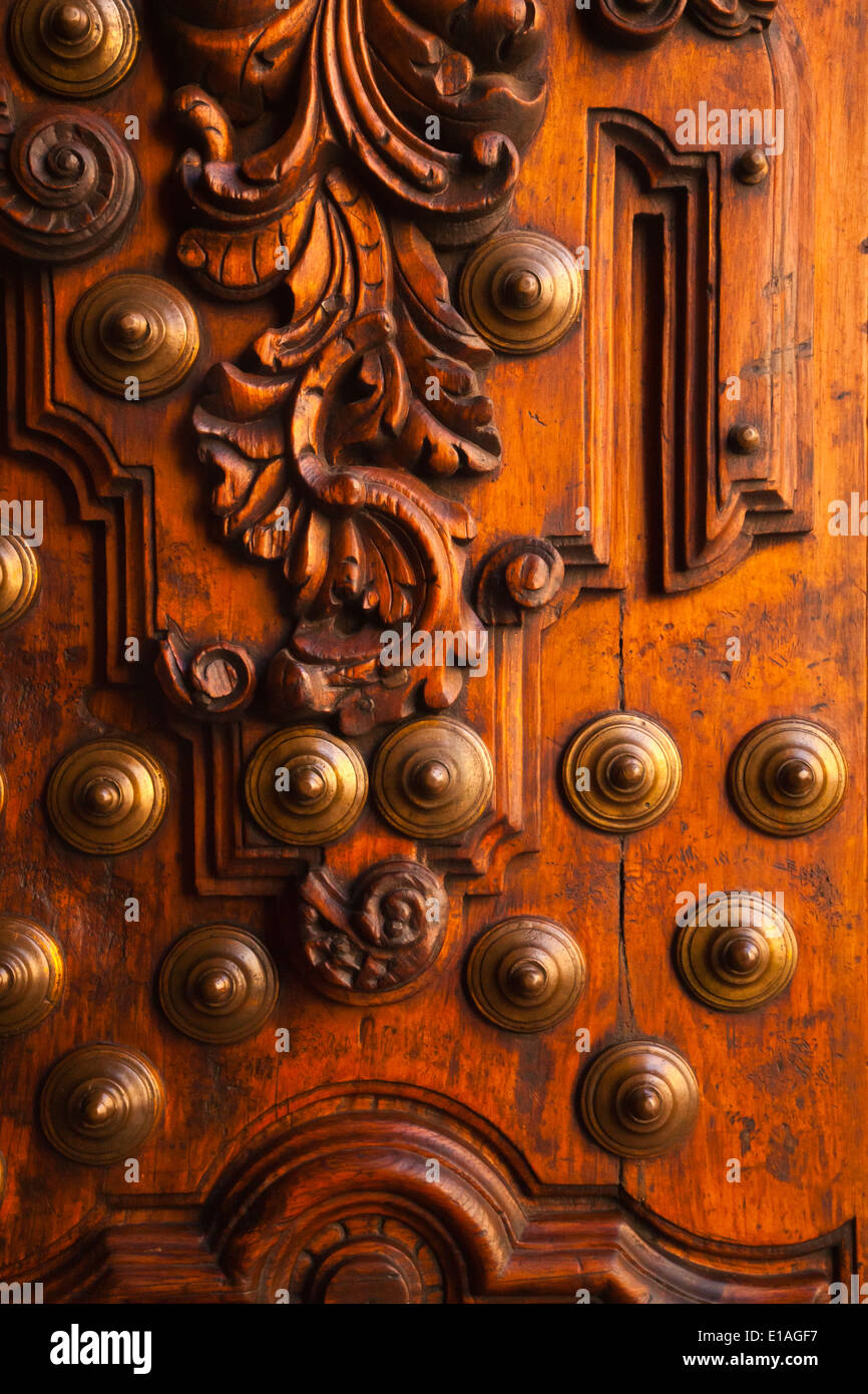 Aus Holz und Messing Tür des historischen LA CASA DE MARQUESA HOTEL im historischen Zentrum der Stadt QUERETERO - Mexiko Stockfoto