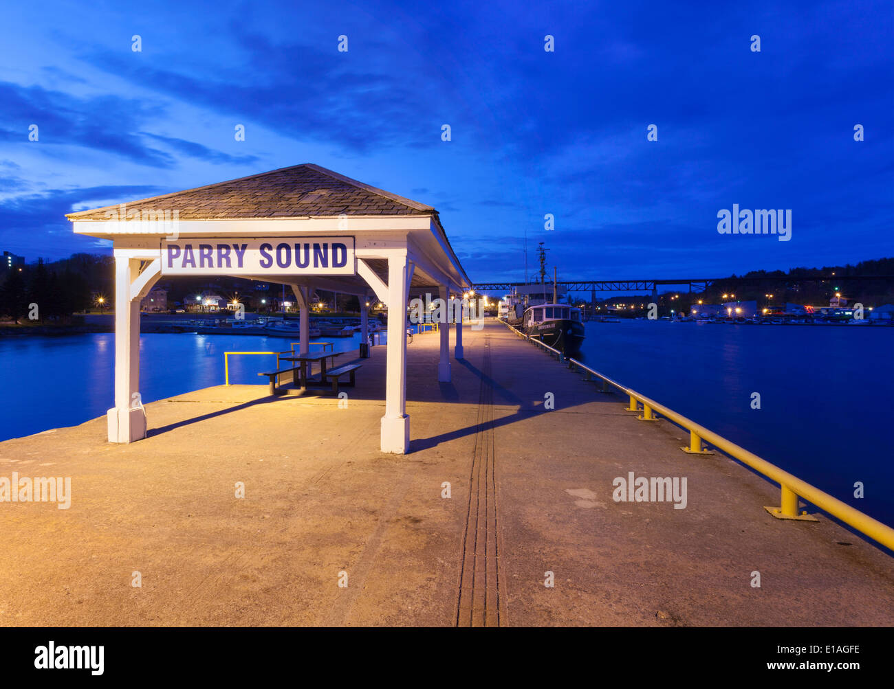 Parry Sound Hafenpier in der Abenddämmerung mit Stadt Beschilderung. Parry Sound, Ontario, Kanada. Stockfoto