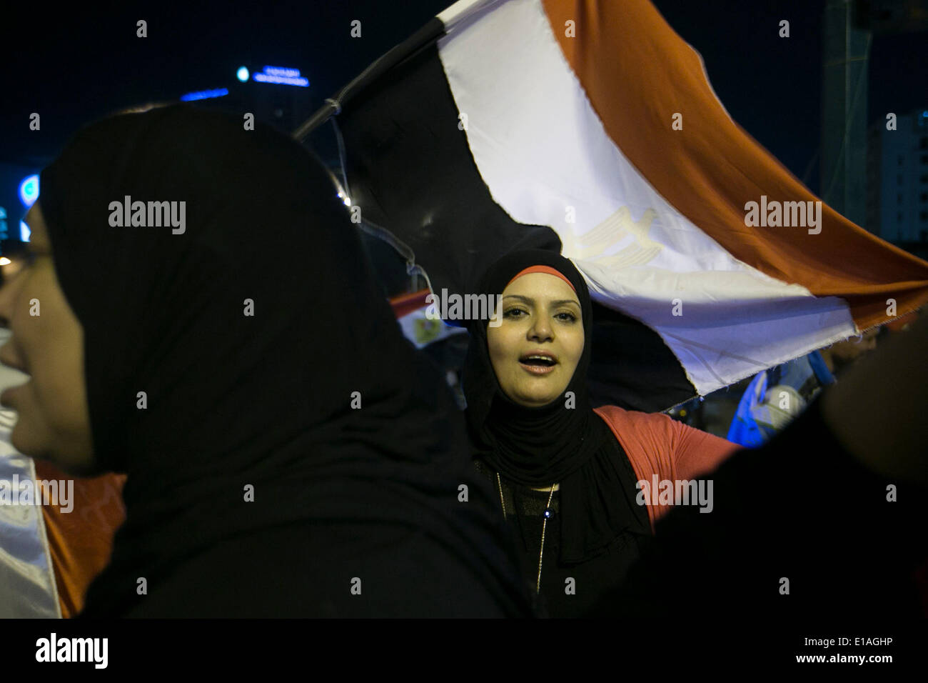 Kairo. 28. Mai 2014. Eine Frau winkt Nationalflagge Ägyptens während einer Kundgebung anlässlich der Präsidentschaftswahlen auf dem Tahrir-Platz in Kairo 28. Mai 2014. Erste Umfrage Graf am Mittwoch zeigte Ägyptens ehemalige militärische Chef Abdel Fattah al-Sisi mit überwältigender Mehrheit der Stimmen die Präsidentschaftswahlen vom 26.-28. Mai gewinnen kann. Bildnachweis: Cui Xinyu/Xinhua/Alamy Live-Nachrichten Stockfoto