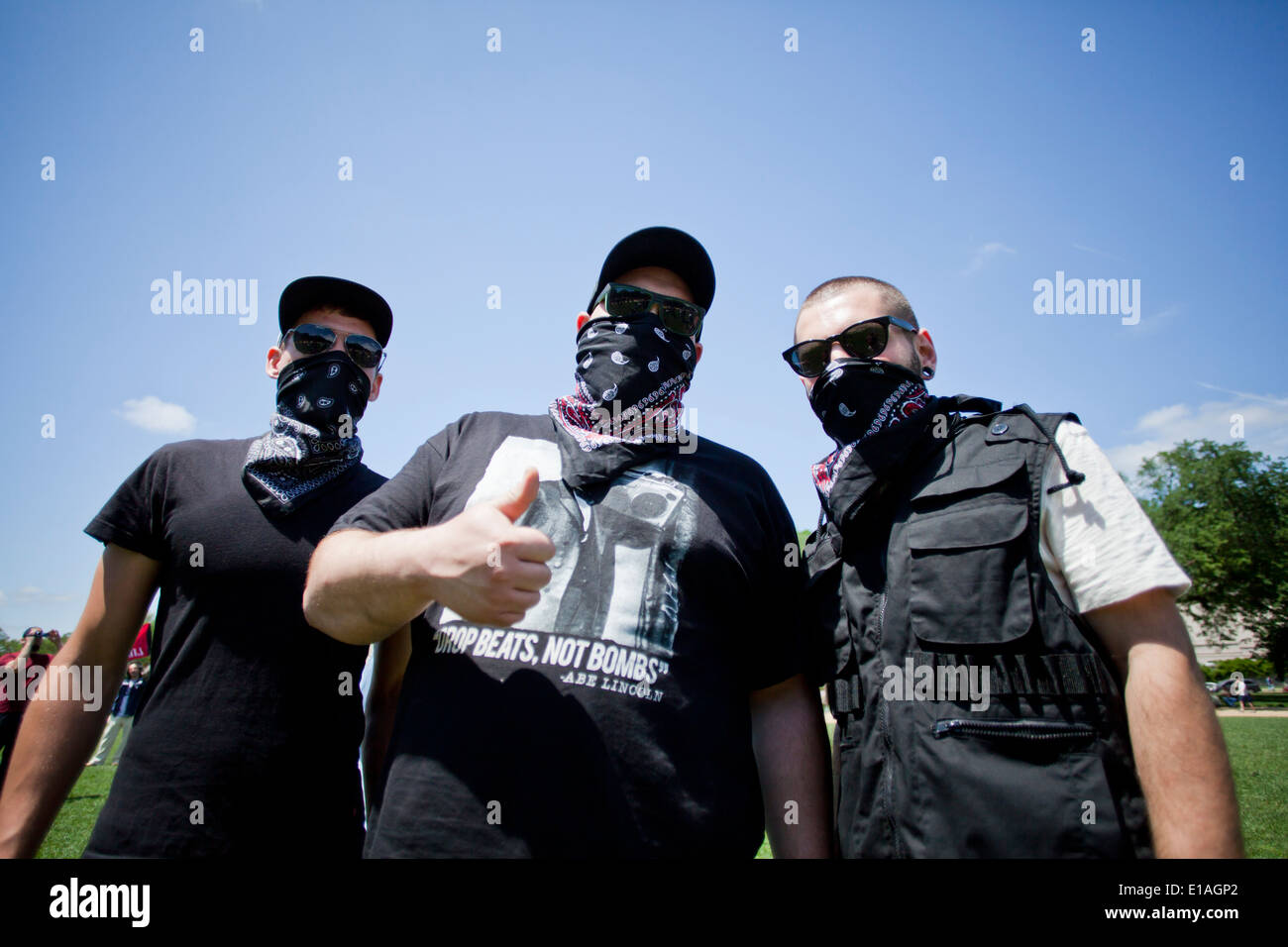 Junge Männer tragen Kopftuch Gesichtsmasken zur Protestkundgebung - Washington, DC USA Stockfoto