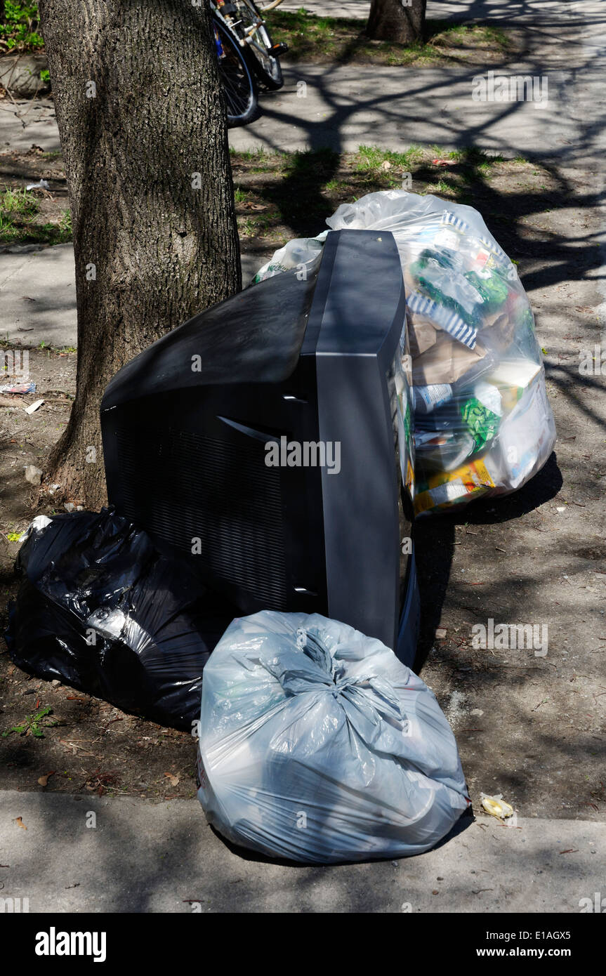 Ein TV mit dem Müll geworfen Stockfoto