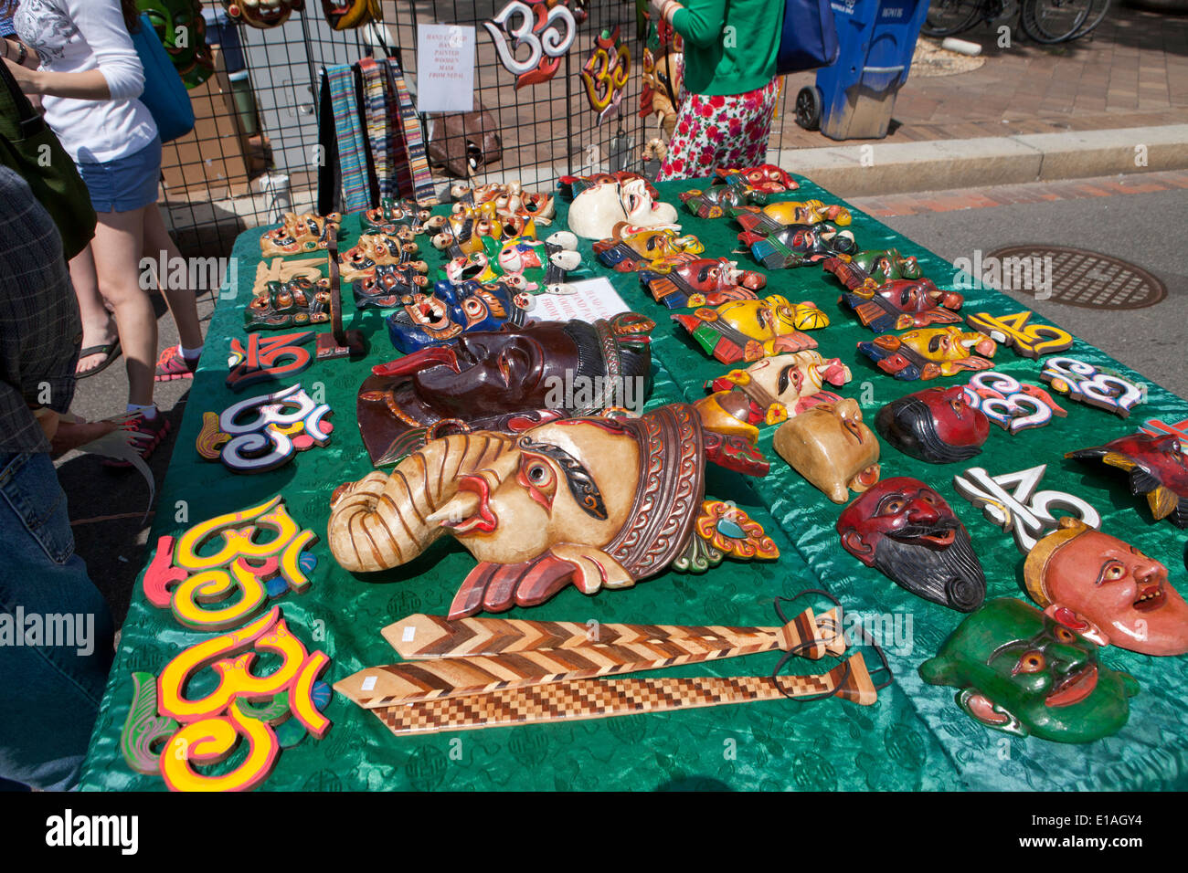 Hand geschnitzt Holz Nepali Masken Stockfoto