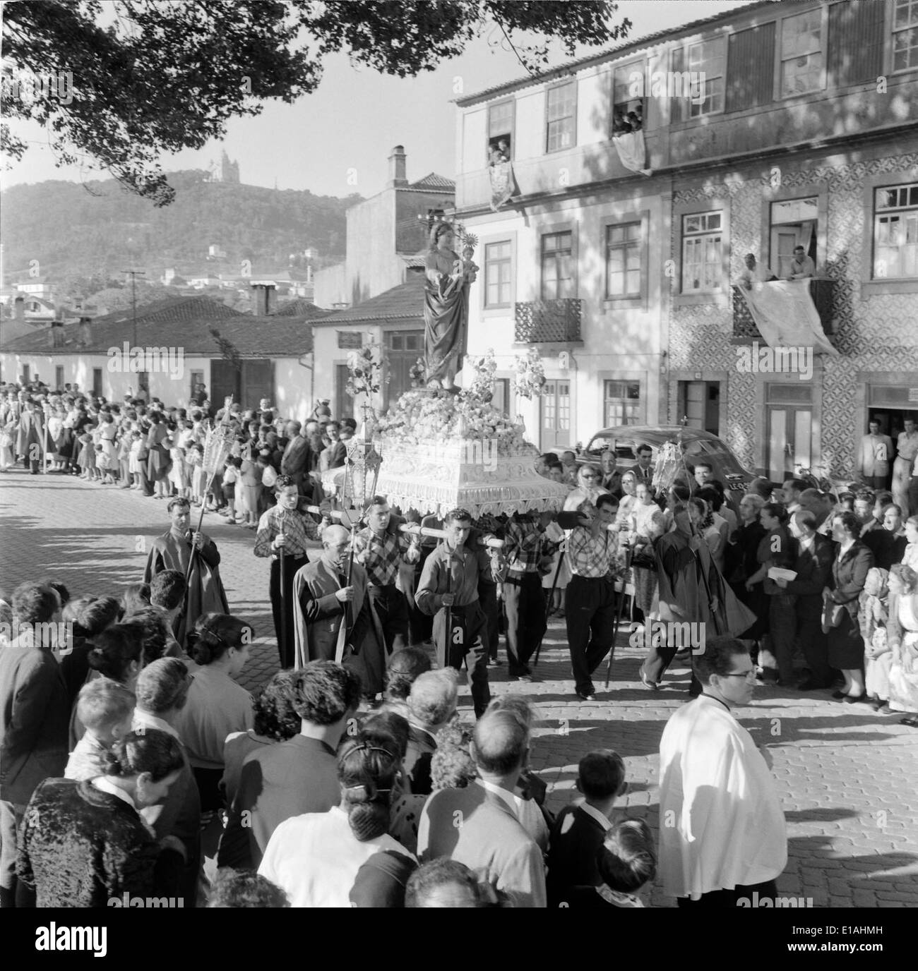 Procissão in Viana do Castelo ist eine bedeutende religiöse Prozession, die jährlich zu Ehren der Senhora da Agonia stattfindet. Die Veranstaltung wird mit einer großen Teilnehmerversammlung gefeiert, bei der die traditionelle portugiesische Kultur und religiöse Hingabe in dieser Küstenstadt vorgestellt werden. Stockfoto
