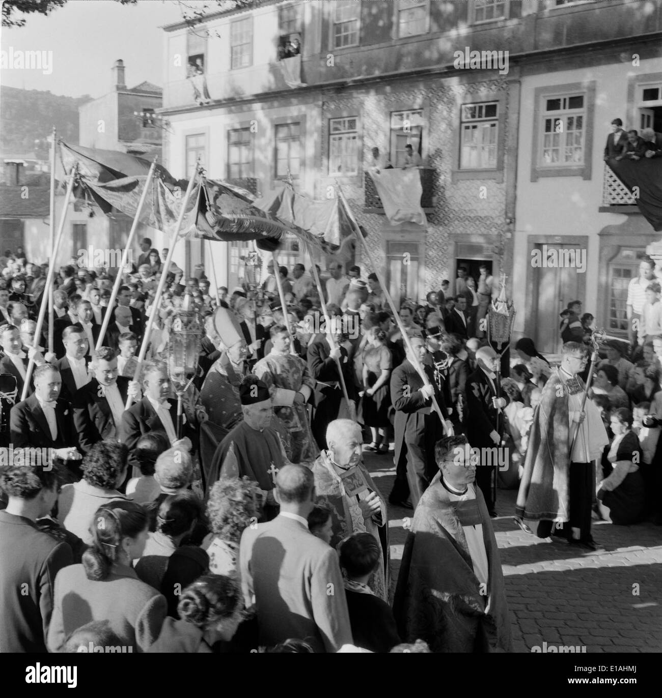 Die Prozession der Senhora da Agonia in Viana do Castelo ist ein bedeutendes religiöses und kulturelles Ereignis. Es zelebriert lokale Traditionen mit einer lebendigen Darstellung von Hingabe und kulturellem Ausdruck. Stockfoto
