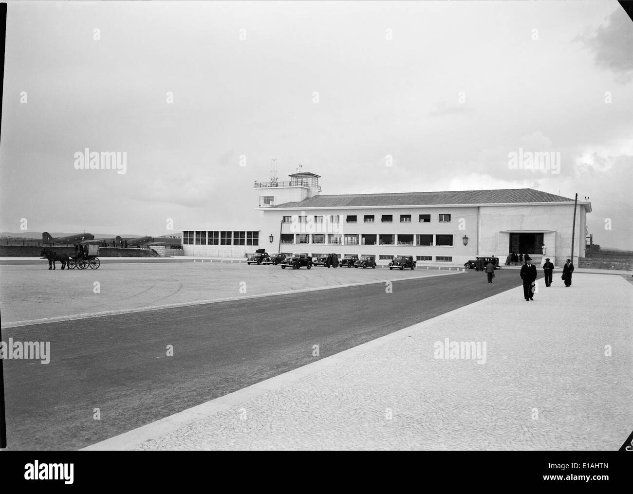 Aeroporto de Lisboa ist der wichtigste internationale Flughafen in Lissabon, Portugal, der für sein modernes Design und internationale Verbindungen bekannt ist. Der Flughafen wurde von Horácio Novais erobert und dient als Drehscheibe für nationale und internationale Reisen, was die Rolle der Stadt als Transportzentrum in Europa widerspiegelt. Stockfoto