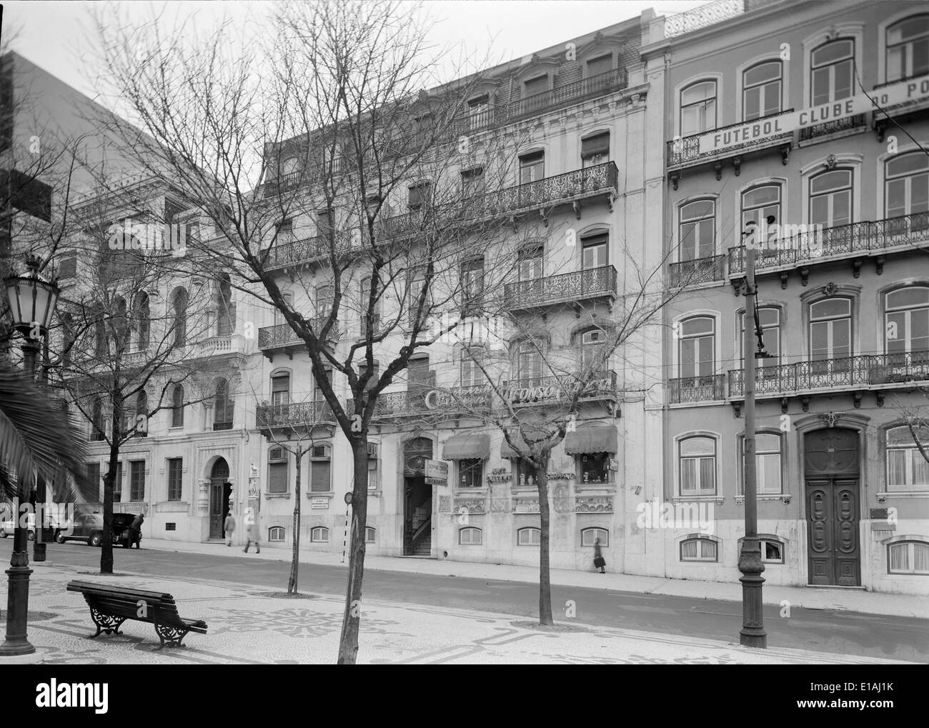 Die Avenida da Liberdade in Lissabon, Portugal, ist ein bedeutender Boulevard, der für seine breiten, von Bäumen gesäumten Wege, luxuriösen Geschäfte und historischen Wahrzeichen bekannt ist. Es ist eine prominente Lage im Stadtzentrum von Lissabon und bietet sowohl kommerzielle als auch kulturelle Bedeutung. Stockfoto