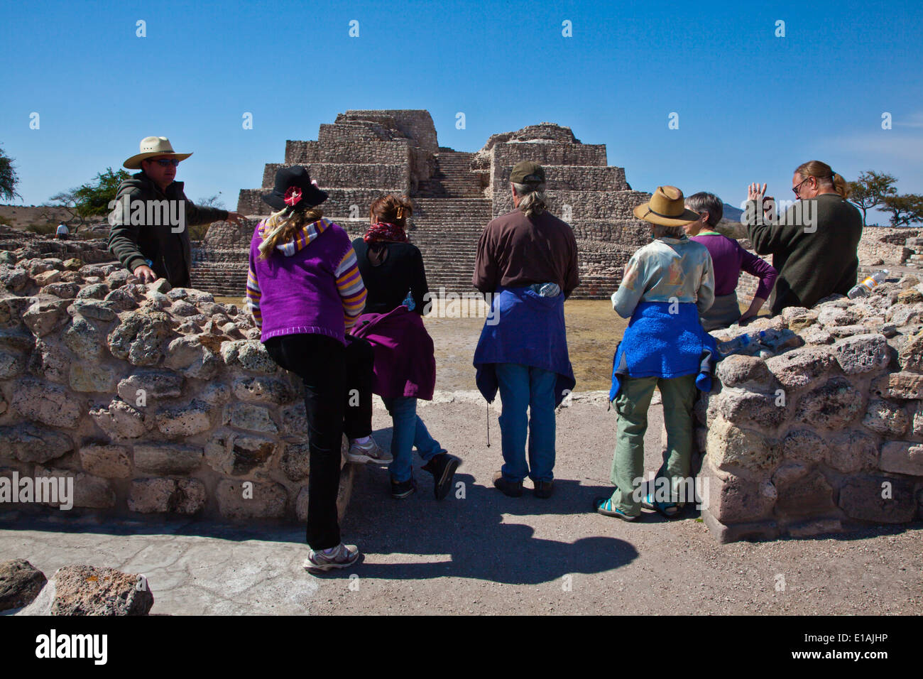 Tourist erfahren Sie mehr über den Haupttempel in Kanada DE LA VIRGEN präkolumbische archäologische Stätte - SAN MIGUEL DE ALLENDE, Mexiko Stockfoto