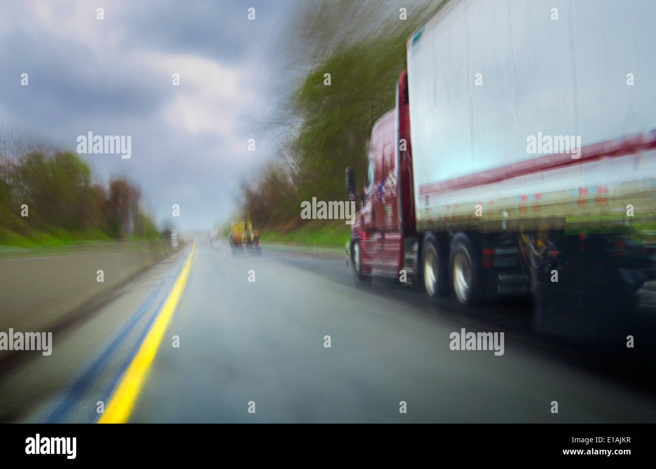 LKW auf Regen nass Autobahn mit Verkehr In Regen, Philadelphia, Pennsylvania, USA Stockfoto