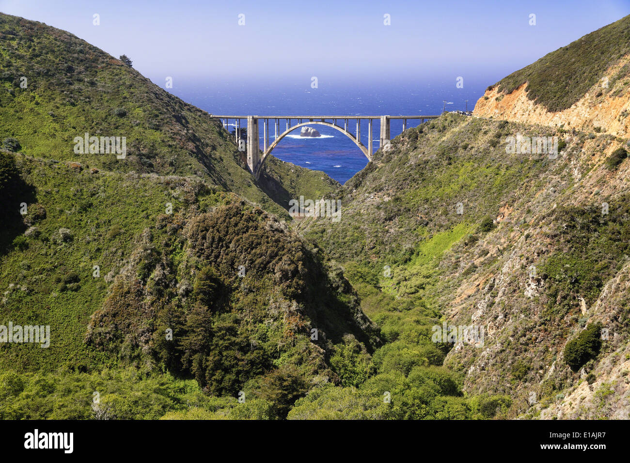 Blick auf das Bixby Creek Tal mit einer Brücke, Big Sur Coast, Kalifornien Stockfoto