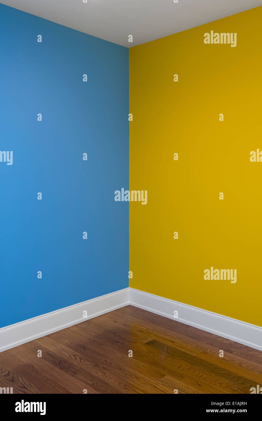Ecke des Raumes mit zwei unterschiedlichen Farben Wände bemalt Stockfoto