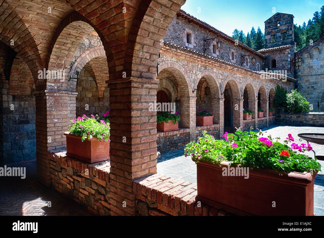 Kolonnade und einem toskanischen Stil Burghof; Castello de Amorosa Winerty Calistoga, Napa Valley, Kalifornien Stockfoto