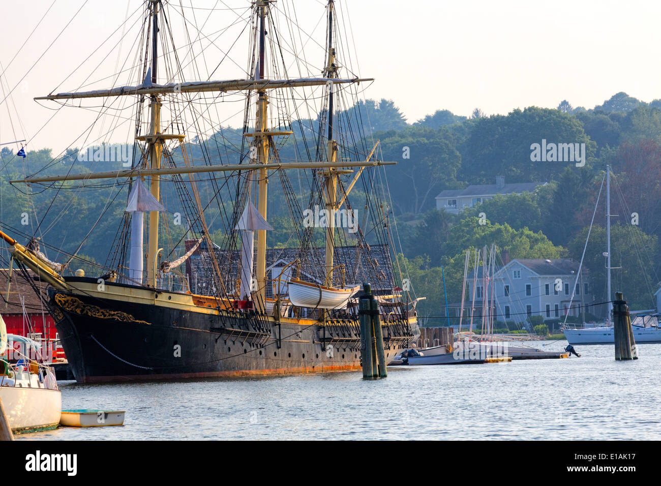 Niedrigen Winkel Ansicht von Joseph Conrad manipuliert voll Großsegler, MysticSeaport Maritime Museum, Mystic, Connecticut Stockfoto