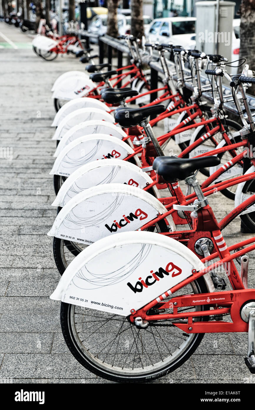 Nahaufnahme einer Reihe von Fahrräder zu vermieten, Barcelonete Strand, Barcelona, Katalonien, Spanien Stockfoto