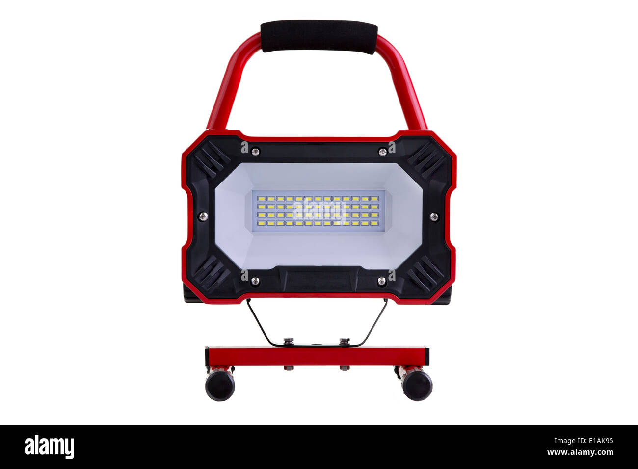 Rot tragbares Metall LED Arbeitsleuchte auf einem Ständer und Räder vor der Kamera, isoliert auf weiss Stockfoto