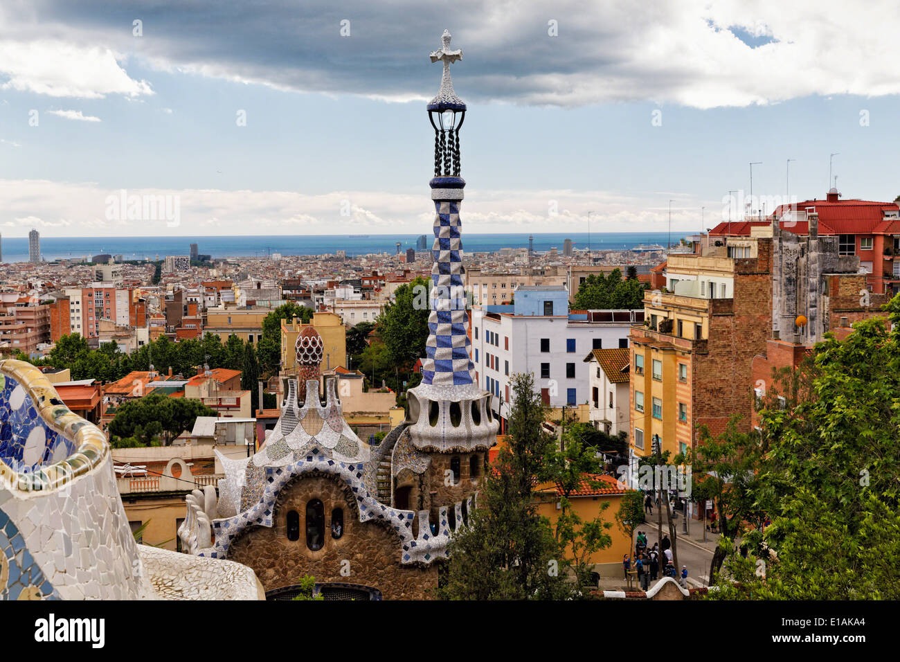 High Angle View des Torhauses mit weißer und Blauer Turm, Park Güell, Barcelona, Katalonien, Spanien Stockfoto