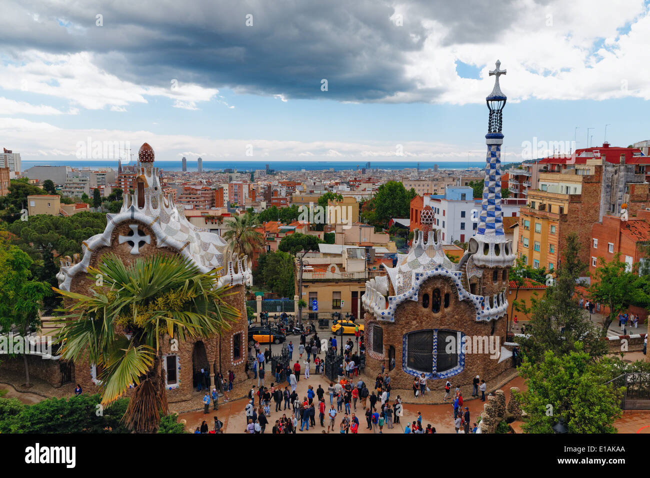 Park Güell Eingang mit zwei Zier-Gebäude von Antoni Gaudi, Barcelonma, Katalonien, Spanien Stockfoto
