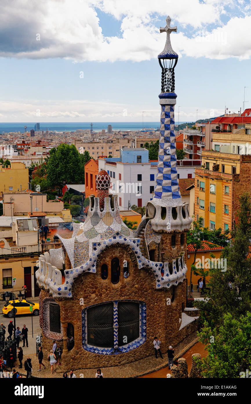 Torhaus mit weißer und Blauer Turm, Park Güell, Barcelonma, Katalonien, Spanien Stockfoto