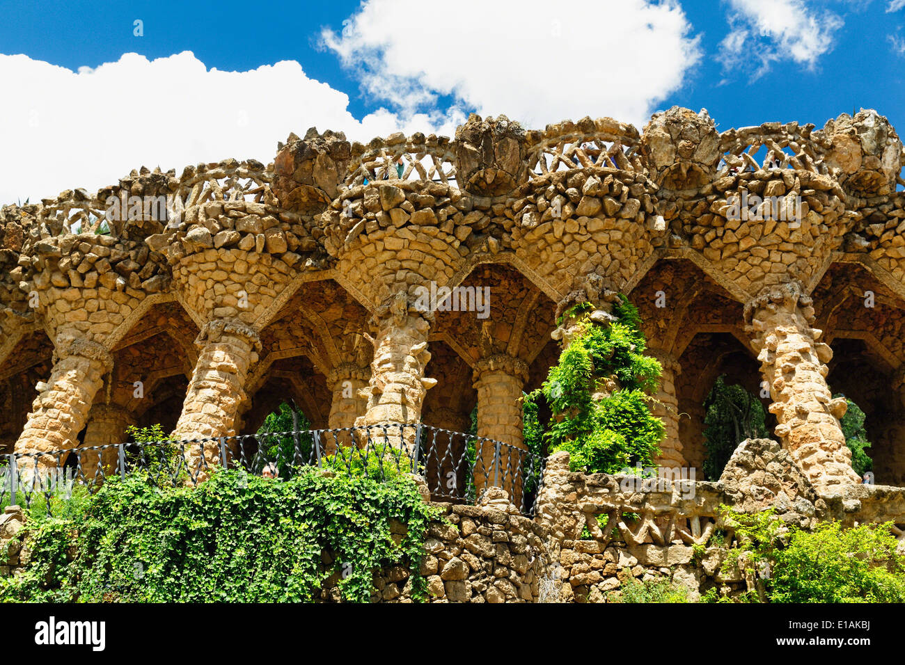 Niedrigen Winkel Ansicht von steinernen Säulen, die einen Weg, Park Güell, Barcelonma, Katalonien, Spanien Stockfoto