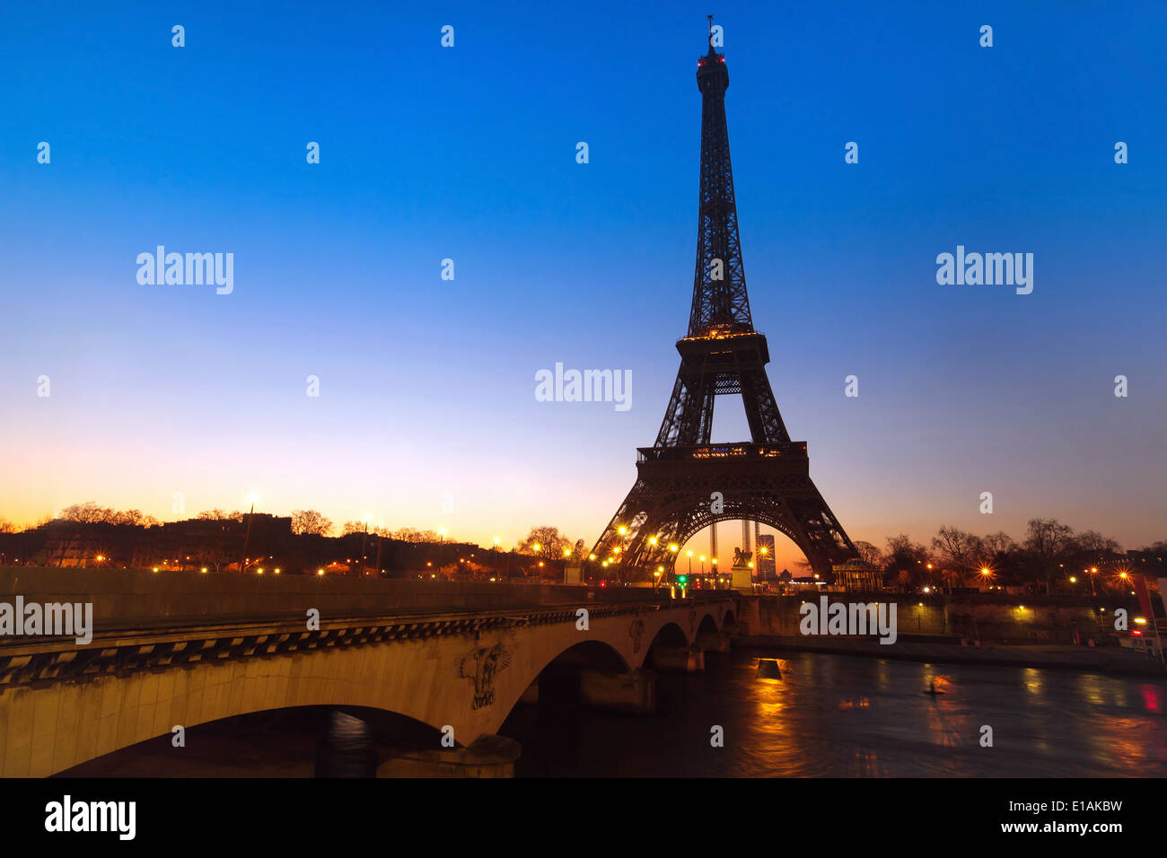 Nachtansicht der Brücke über die Seine und Eiffelturm, Paris, Frankreich Stockfoto