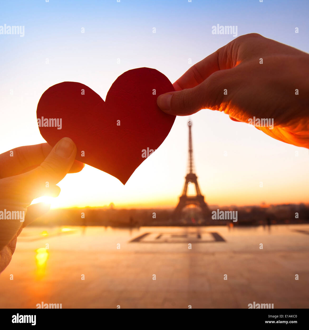 Herz in Händen, Liebespaar in Paris, Frankreich Stockfoto