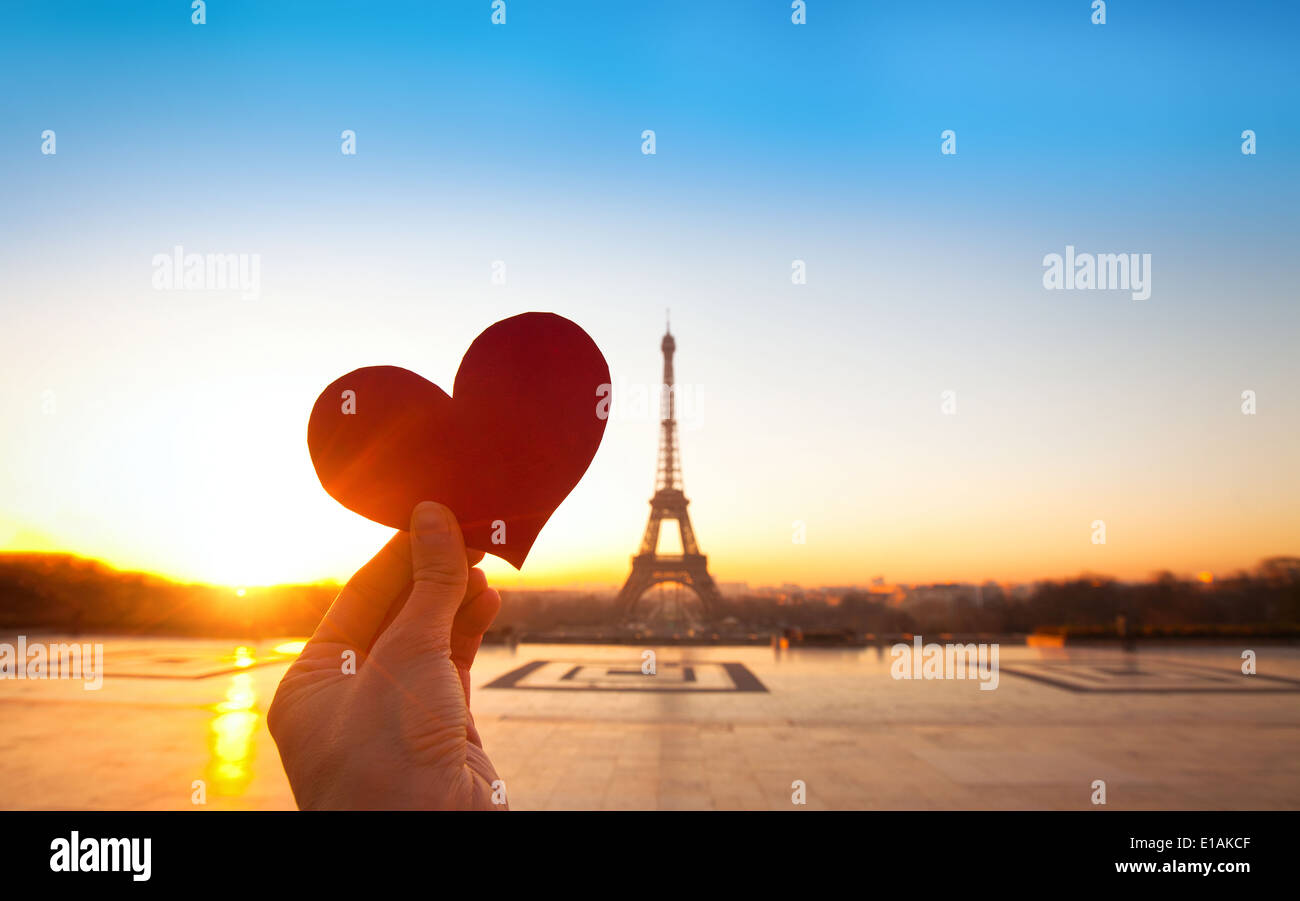 Herz in Händen, romantische Ferien in Paris Stockfoto