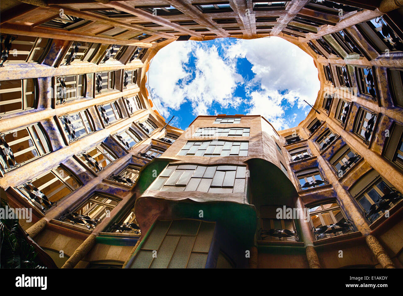 Blick in den Himmel von La Pedrera, Barcelona, Katalonien, Spanien Stockfoto