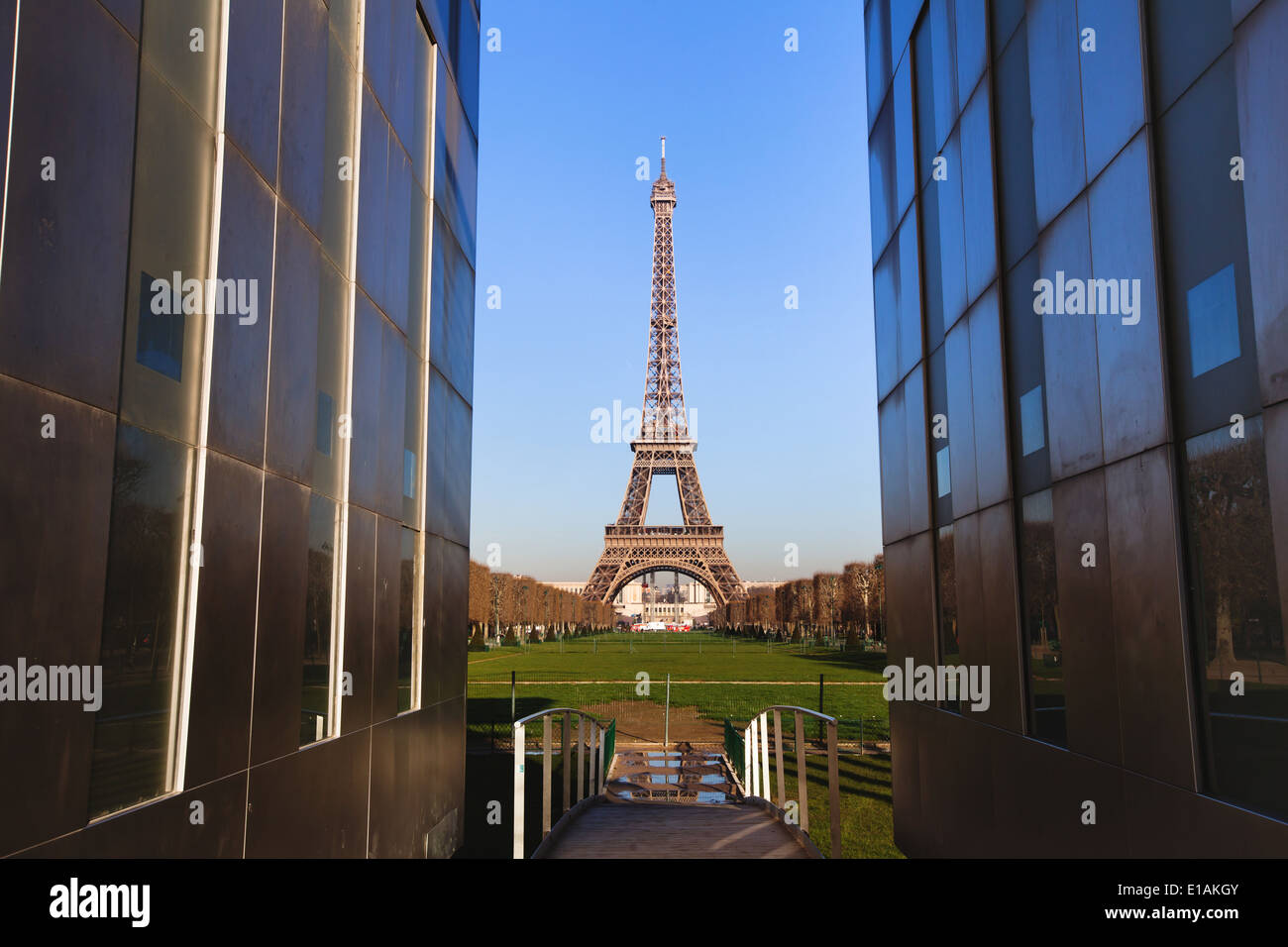 Blick auf Eiffelturm aus Mur De La Paix in Paris, Frankreich Stockfoto