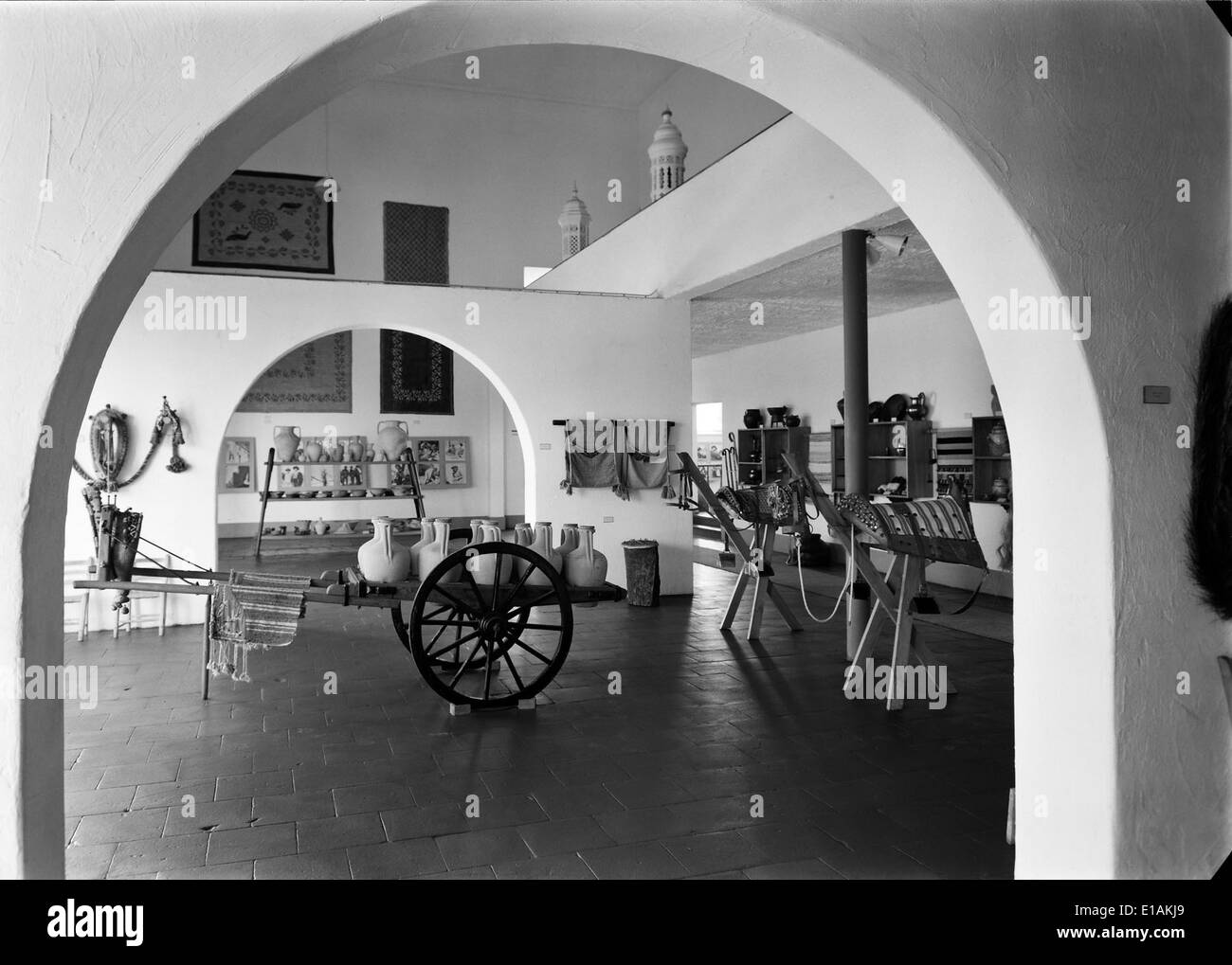 Das Museu de Arte Popular in Lissabon widmet sich der Erhaltung und Präsentation der portugiesischen Volkskunst. Die Ausstellungen des Museums umfassen eine große Auswahl an traditionellem Kunsthandwerk, Textilien und Objekten, die die kulturelle Vielfalt und das künstlerische Erbe des Landes widerspiegeln. Stockfoto