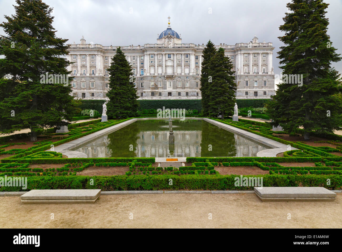 Low Angle View eines Palastes aus einem Garten (Campo del Moro), Königspalast von Madrid, Madrid, Spanien Stockfoto