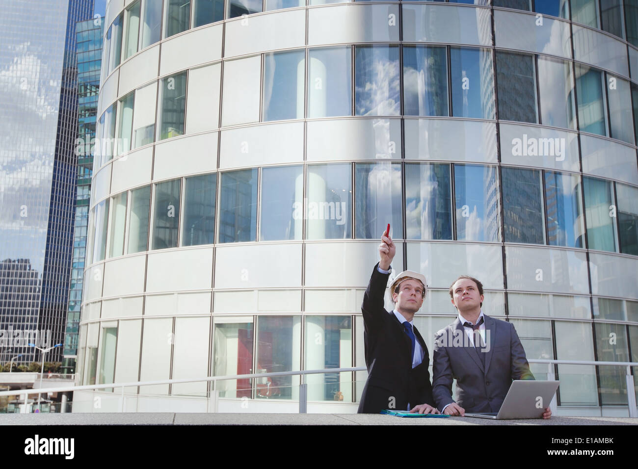 zwei Architekten diskutieren über neues Projekt Stockfoto