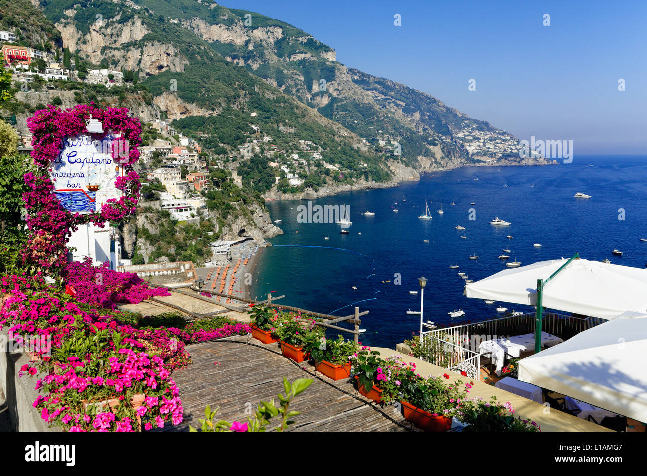 High Angle View of ein Strand und die Küste von einem Hang Terrasse, Positano, Kampanien, Italien Stockfoto