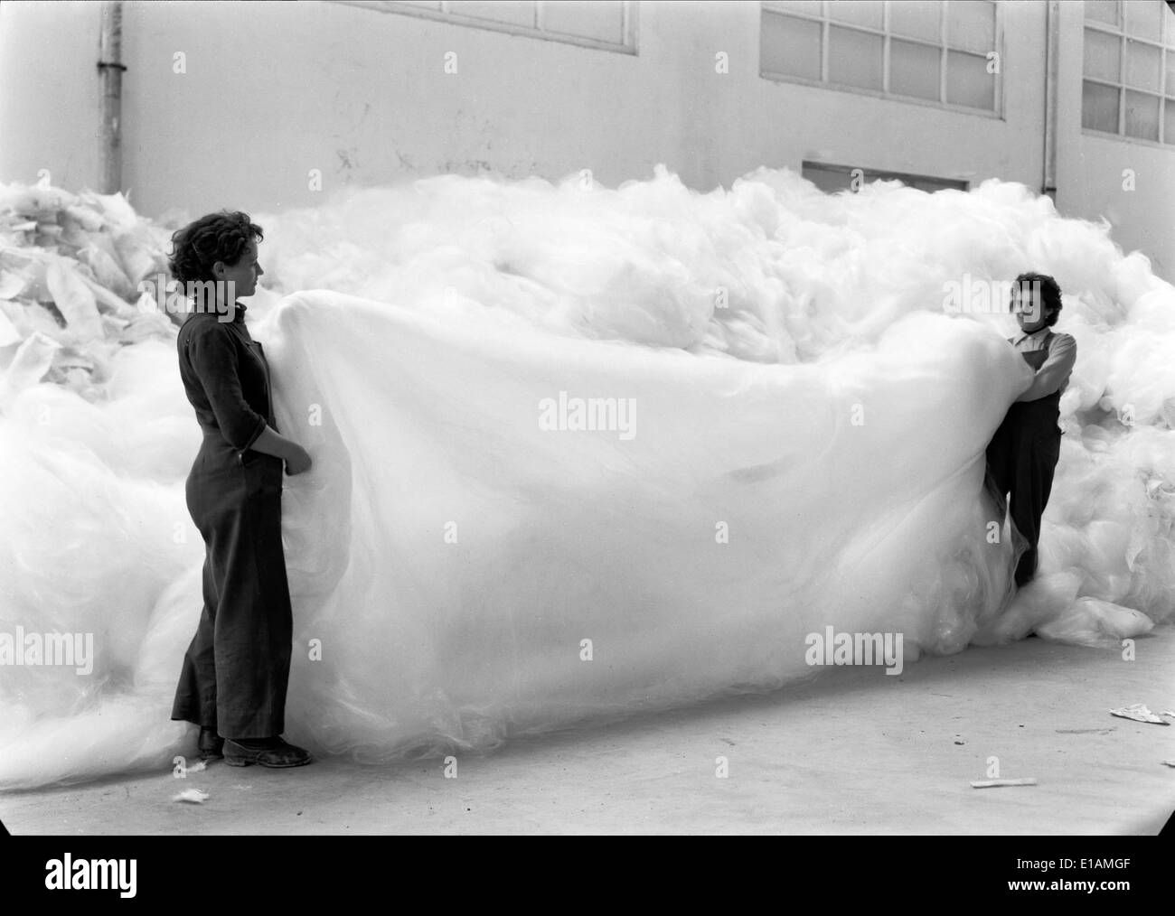 Ein Foto der Covina-Fabrik in Santa Iria da Azóia, Portugal, mit seiner industriellen Fassade. Stockfoto