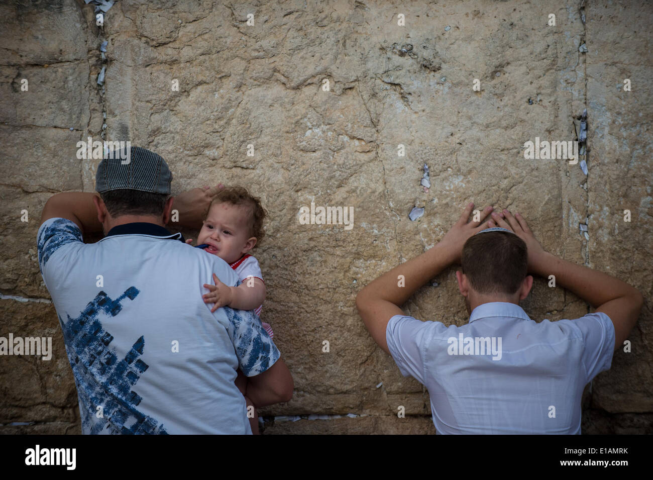Jerusalem, Israel. 28. Mai 2014. Juden beten an der Klagemauer in der Altstadt von Jerusalem, am 28. Mai 2014. Mehr als 20.000 Menschen am Mittwoch marschierten in den Straßen von Jerusalem, der Jerusalem-Tag, eine Gelegenheit, die "Wiedervereinigung" der Stadt zu markieren, nachdem Israel die Kontrolle über den arabischen Ostteil während der Nahost-Krieg von 1967 übernahm die 47. Jahrestag zu feiern. Bildnachweis: Xinhua/Alamy Live-Nachrichten Stockfoto