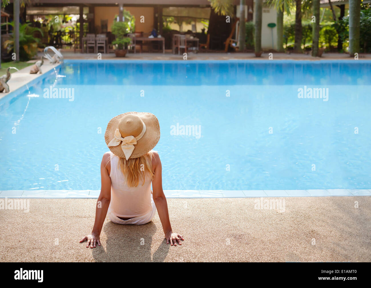 Genießen Sie Urlaub in Luxus-Hotel mit Schwimmbad Stockfoto