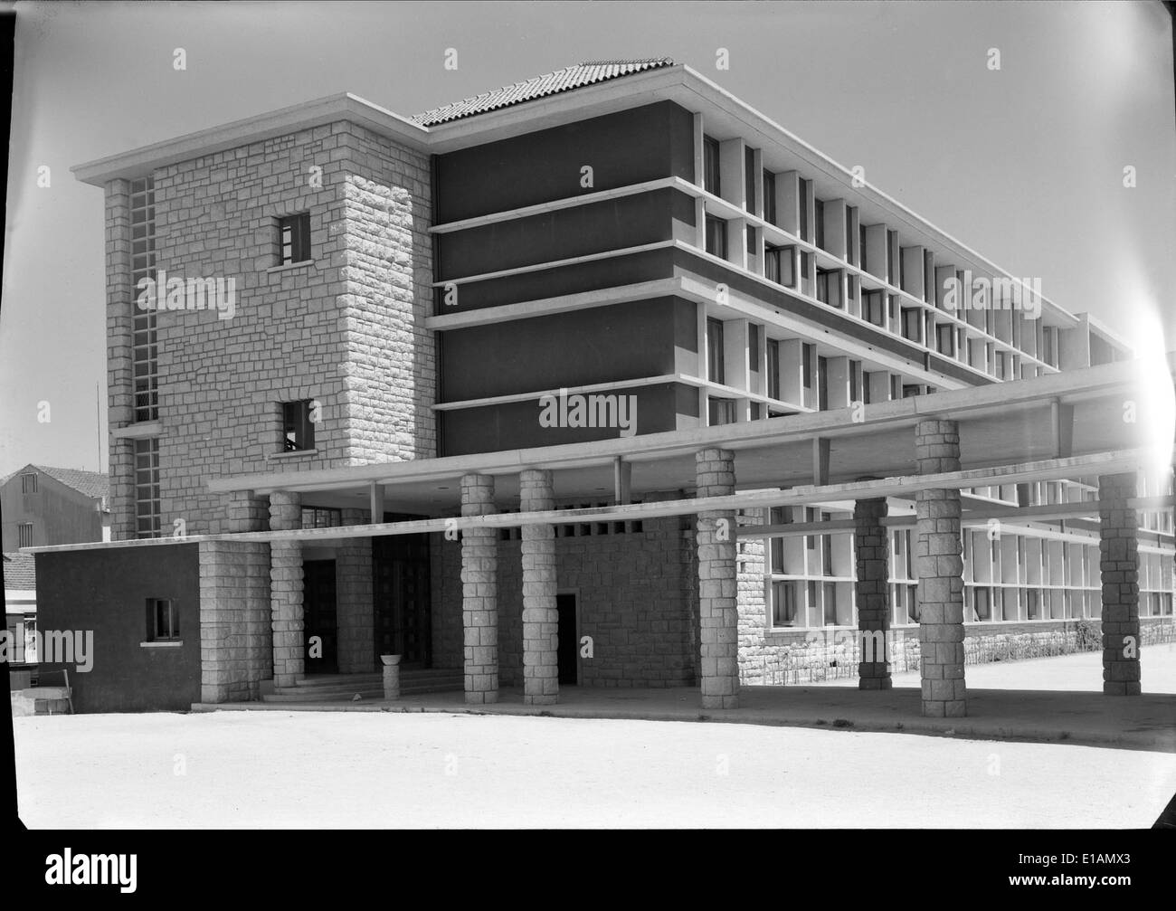 Liceu Francês Charles Le Pierre in Lissabon ist eine renommierte Bildungseinrichtung, die für ihren französischen Lehrplan bekannt ist. Dieses Foto wurde von Mário Novais aufgenommen und beleuchtet die Architektur der Schule und ihre Rolle in der Kultur- und Bildungslandschaft der Stadt. Stockfoto