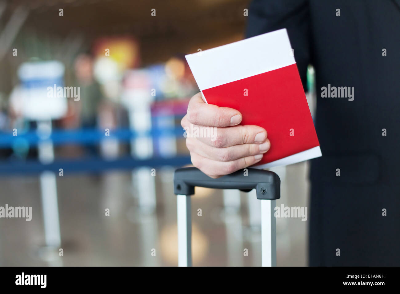 Nahaufnahme von Pass und Ticket in der Hand im Flughafen Stockfoto