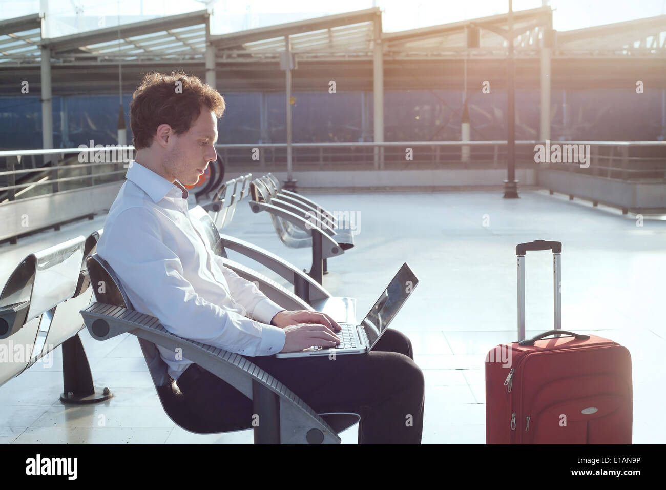 Internetnutzung im Flughafen-terminal Stockfoto