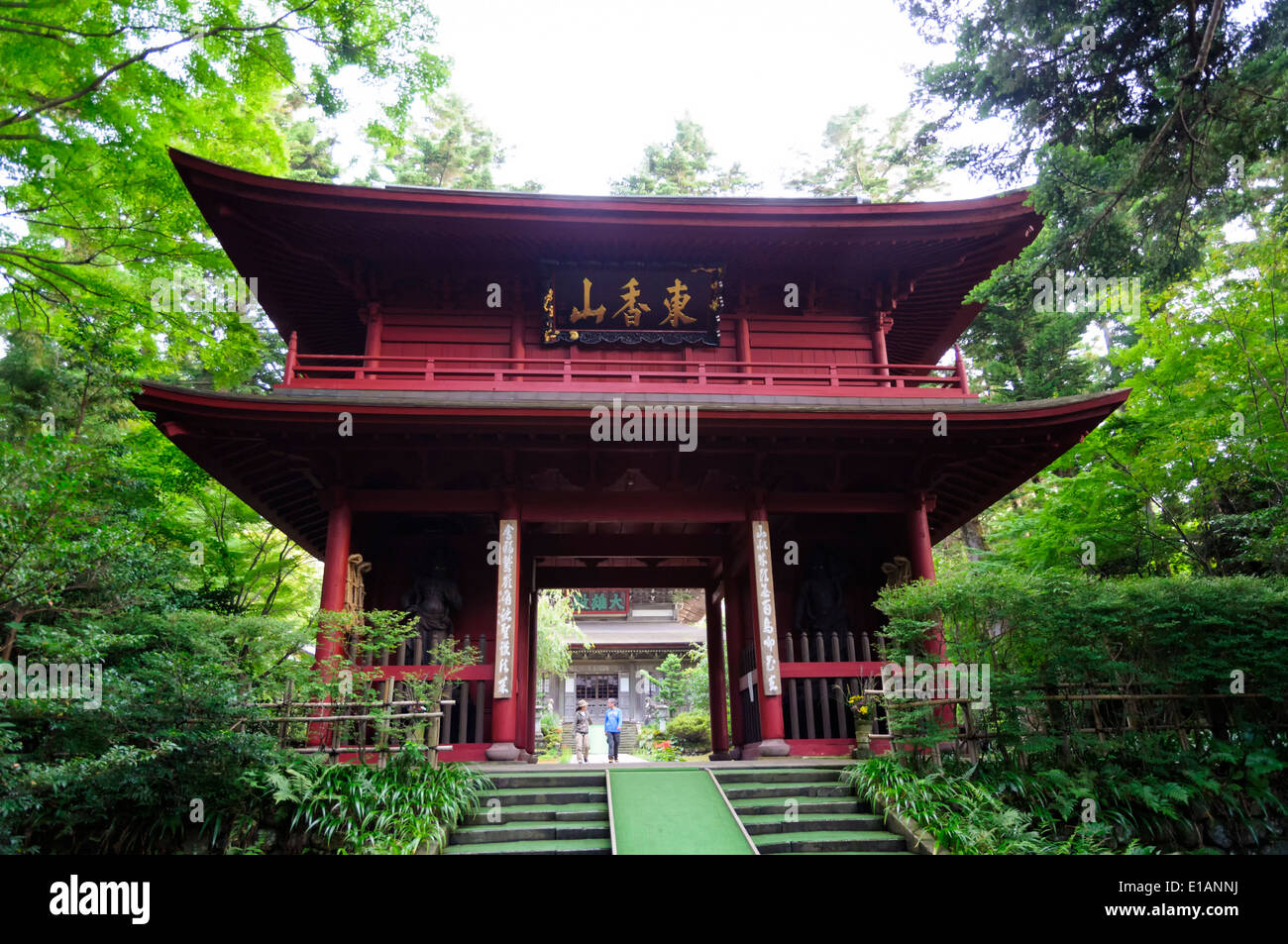 Große, beeindruckende alte Holztor zu einem Zen-buddhistischen Tempel, Japan (japanische Zen-Buddhismus). Stockfoto